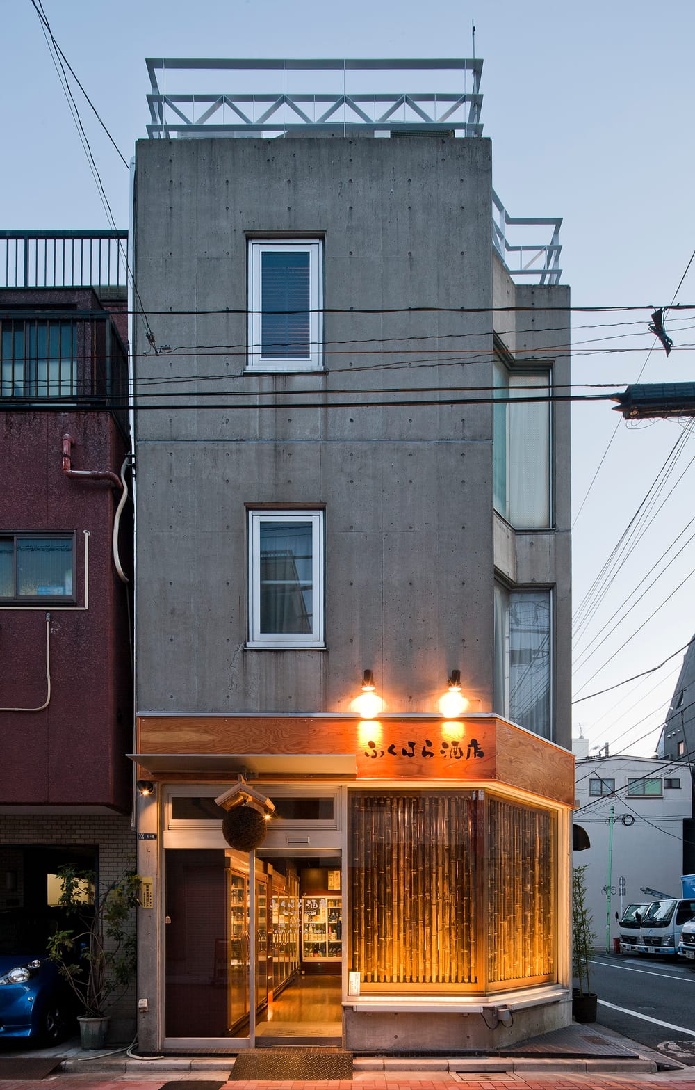 夕暮れのふくはら酒店の外観